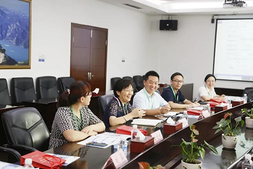 宜昌人福药业副总裁、总工程师李莉娥，产品开发中心主任吕金良，副主任吴有斌、曲龙妹等