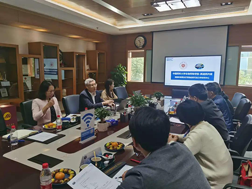 人生就是博首席执行官陈春麟博士，商务发展部副总裁蔡金娜博士等人热情接待了金能明书记一行。