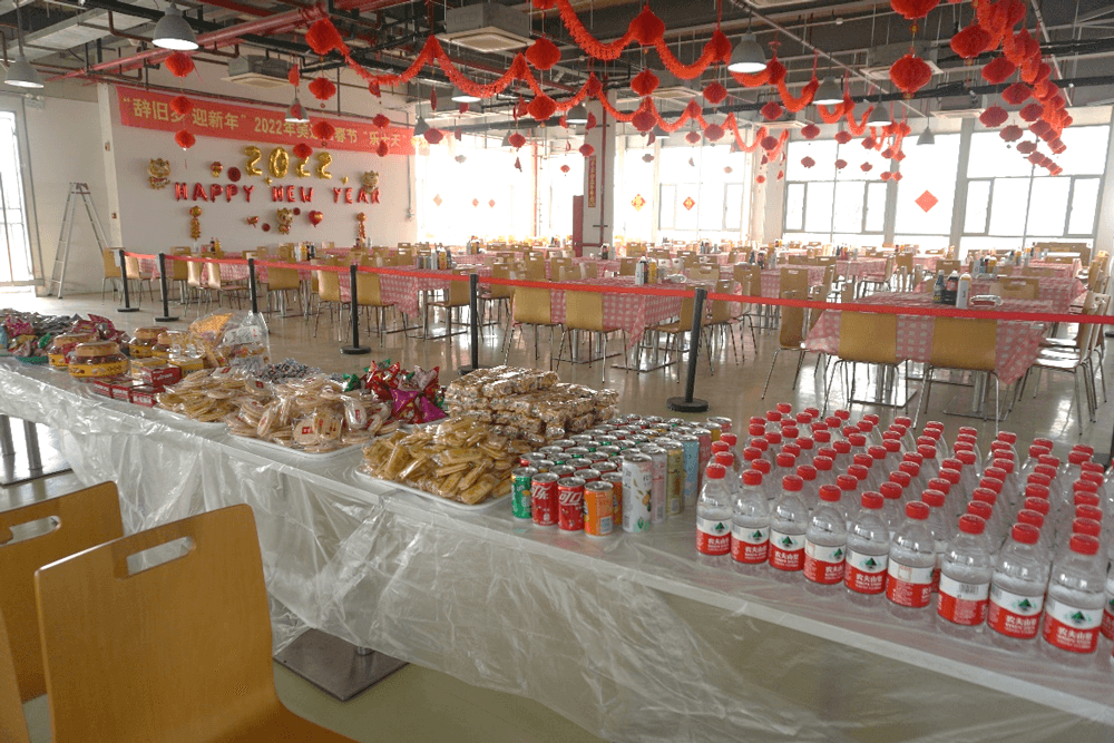 人生就是博还为伙伴们准备了水果、零食、饮料等